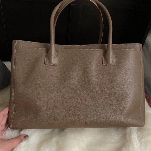Chanel Cerf Executive Tote Bag - Picture 5 of 14